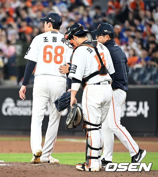 [OSEN=대전, 이대선 기자] 20일 오후 대전 한화생명볼파크에서 2025 신한 SOL Bank KBO리그 한화 이글스와 두산 베어스의 경기가 열렸다.한화는 조동욱, 두산은 곽빈을 선발로 내세웠다.3회초 1사 2,3루에서 한화 조동욱이 마운드를 내려가고 있다. 2025.08.20 /sunday@osen.co.kr