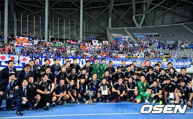 [OSEN=용인, 지형준 기자] 대굴욕이다. 한국축구가 일본에 사상 첫 3연패를 당했다.홍명보 감독이 이끄는 남자축구대표팀은 15일 오후 7시 24분 용인 미르스타디움에서 개최되는 2025 동아시아축구연맹(EAFF) E-1 챔피언십(동아시안컵) 3차전에서 숙적 일본에게 0-1로 패해 우승컵 탈환에 실패했다.대회 3승의 일본이 통산 세 번째 우승을 달성했다. 일본은 안방의 한국을 누르고 대회 2연패까지 가져갔다. 한국은 여전히 5회 우승으로 최다우승이지만 2개 대회 연속 일본에 밀렸다.일본 선수단이 원정 응원단과 우승을 기뻐하고 있다. 2025.07.15 / jpnews@osen.co.kr