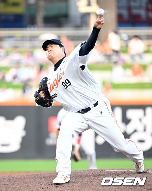 [OSEN=대전, 이대선 기자] 21일 오후 대전 한화생명볼파크에서 2025 신한 SOL Bank KBO리그 한화 이글스와 두산 베어스의 경기가 열렸다.한화는 류현진, 두산은 콜어빈을 선발로 내세웠다.1회초 무사에서 한화 선발투수 류현진이 역투하고 있다. 2025.08.21 /sunday@osen.co.kr