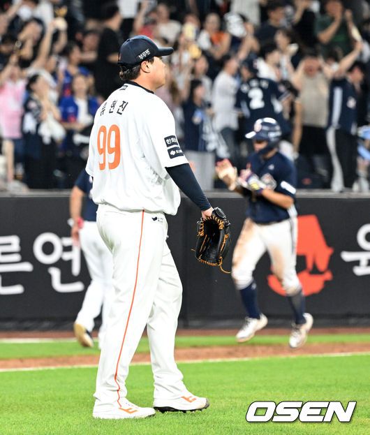 [OSEN=대전, 이대선 기자] 21일 오후 대전 한화생명볼파크에서 2025 신한 SOL Bank KBO리그 한화 이글스와 두산 베어스의 경기가 열렸다.한화는 류현진, 두산은 콜어빈을 선발로 내세웠다.7회초 무사 만루에서 두산 박계범에게 만루 홈런을 허용한 한화 류현진이 아쉬워하고 있다. 2025.08.21 /sunday@osen.co.kr