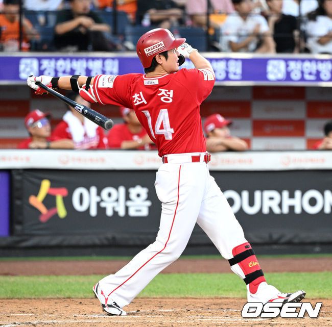 [OSEN=대전, 이대선 기자] 24일 오후 대전 한화생명볼파크에서 2025 신한 SOL Bank KBO리그 한화 이글스와 SSG 랜더스의 경기가 열렸다.한화는 와이스, SSG은 송영진을 선발로 내세웠다.3회초 2사 1루에서 SSG 최정이 좌월 투런 홈런을 치고 있다. 2025.08.24 /sunday@osen.co.kr