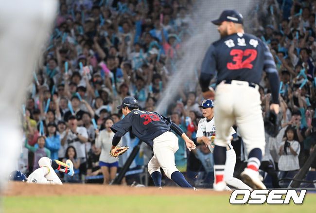 [OSEN=창원, 이석우 기자] 23일 창원NC파크에서 2025 신한 SOL 뱅크 KBO 리그 NC 다이노스와 롯데 자이언츠의 경기가 열렸다. 홈팀 NC는 김녹원이, 방문팀 롯데는 감보아가 선발 출전했다. NC 다이노스 최정원이 5회말 1사 만루 1루수 앞 내야 안타를 치고 송구 실책에 세이프되고 있다. 2025.08.23 / foto0307@osen.co.kr