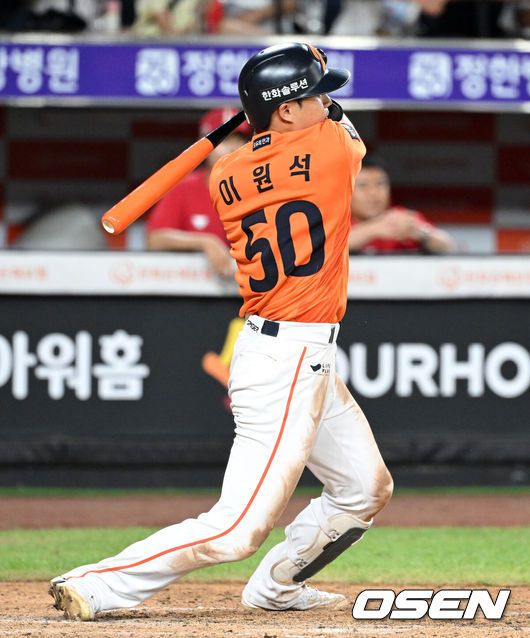 [OSEN=대전, 이대선 기자] 24일 오후 대전 한화생명볼파크에서 2025 신한 SOL Bank KBO리그 한화 이글스와 SSG 랜더스의 경기가 열렸다.한화는 와이스, SSG은 송영진을 선발로 내세웠다.5회말 1사 1루에서 한화 이원석이 좌전 적시 2루타를 치고 있다. 2025.08.24 /sunday@osen.co.kr