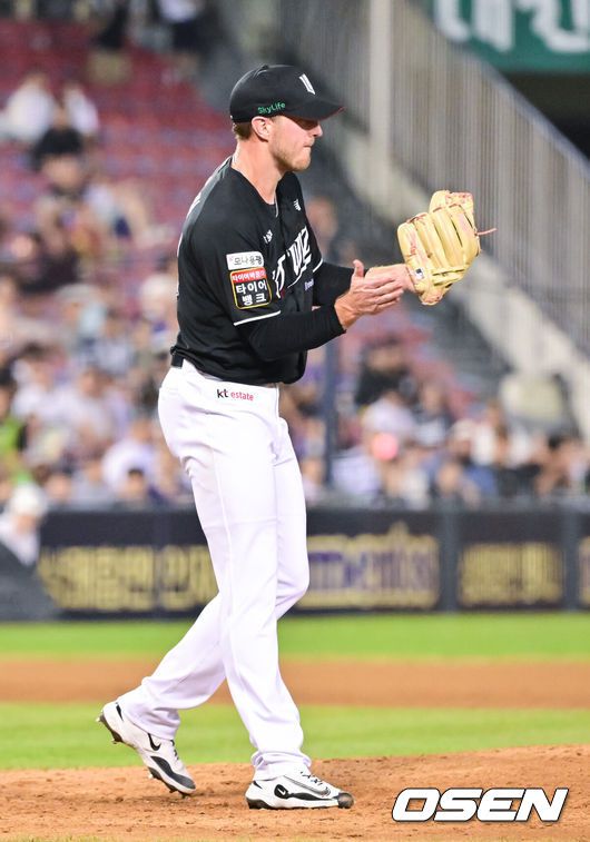 [OSEN=잠실, 박준형 기자] 23일 오후 서울 잠실구장에서 ‘2025 신한 SOL BANK KBO리그’ 두산 베어스와 KT 위즈의 경기가 진행됐다.이날 경기에서 두산은 제환유를, KT는 패트릭을 선발투수로 내세웠다.6회말 2사 1,2루 두산 김민석을 삼진아웃 시킨 KT 선발투수 패트릭이 박수를 치며 기뻐하고 있다.   2025.08.23 / soul1014@osen.co.kr