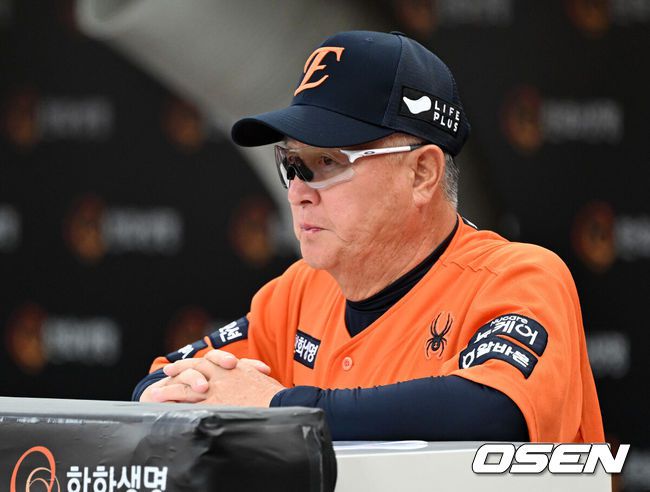 [OSEN=대전, 이대선 기자] 23일 오후 대전 한화생명볼파크에서 2025 신한 SOL Bank KBO리그 한화 이글스와 SSG 랜더스의 경기가 열렸다.한화는 황준서, SSG은 화이트를 선발로 내세웠다.경기에 앞서 한화 김경문 감독이 그라운드를 바라보고 있다.  2025.08.23 /sunday@osen.co.kr