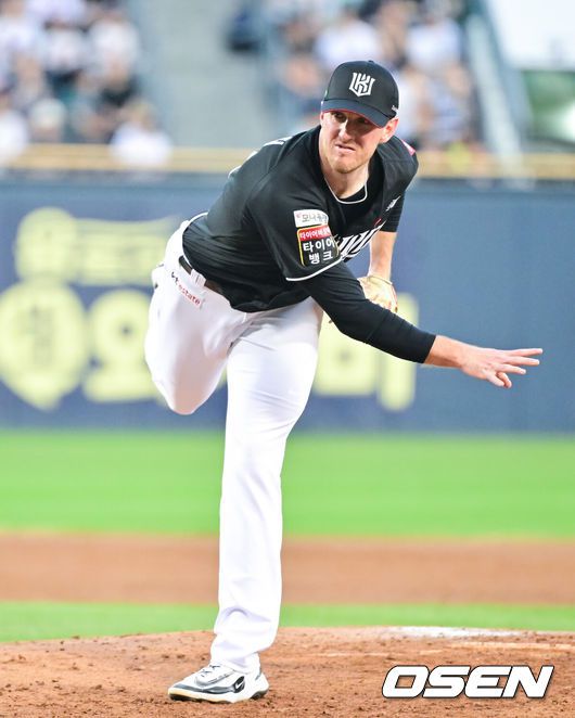 [OSEN=잠실, 박준형 기자] 23일 오후 서울 잠실구장에서 ‘2025 신한 SOL BANK KBO리그’ 두산 베어스와 KT 위즈의 경기가 진행됐다.이날 경기에서 두산은 제환유를, KT는 패트릭을 선발투수로 내세웠다.3회말 KT 선발투수 패트릭이 역투하고 있다. 2025.08.23 / soul1014@osen.co.kr