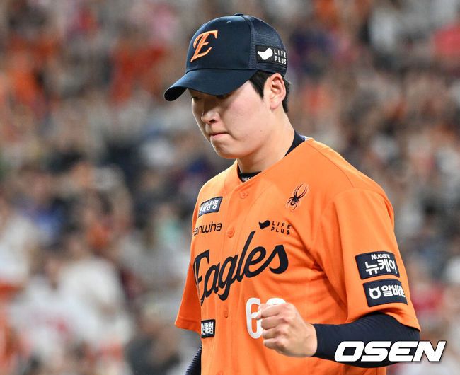 [OSEN=대전, 이대선 기자] 24일 오후 대전 한화생명볼파크에서 2025 신한 SOL Bank KBO리그 한화 이글스와 SSG 랜더스의 경기가 열렸다.한화는 와이스, SSG은 송영진을 선발로 내세웠다.8회초 1사 1,3루에서 한화 조동욱이 SSG 한유섬을 병살타로 처리하고 환호하고 있다. 2025.08.24 /sunday@osen.co.kr