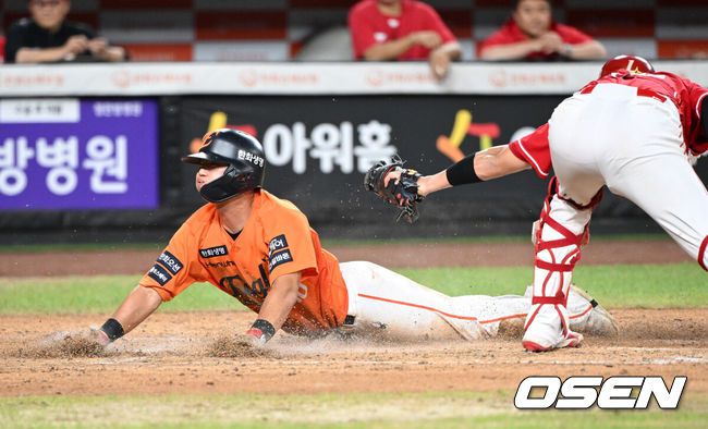 [OSEN=대전, 이대선 기자] 24일 오후 대전 한화생명볼파크에서 2025 신한 SOL Bank KBO리그 한화 이글스와 SSG 랜더스의 경기가 열렸다.한화는 와이스, SSG은 송영진을 선발로 내세웠다.5회말 1사 2루에서 한화 손아섭이 좌전 적시타때 2루주자 이원석이 득점에 성공하고 있다. 2025.08.24 /sunday@osen.co.kr