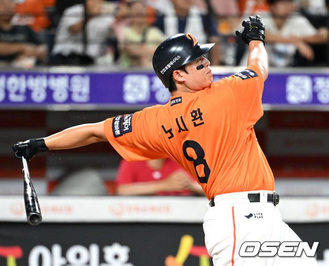 [OSEN=대전, 이대선 기자] 24일 오후 대전 한화생명볼파크에서 2025 신한 SOL Bank KBO리그 한화 이글스와 SSG 랜더스의 경기가 열렸다.한화는 와이스, SSG은 송영진을 선발로 내세웠다.5회말 2사 1루에서 한화 노시환이 좌중월 투런 홈런을 치고 있다. 2025.08.24 /sunday@osen.co.kr