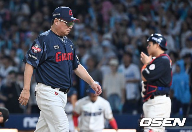 [OSEN=창원, 이석우 기자] 23일 창원NC파크에서 2025 신한 SOL 뱅크 KBO 리그 NC 다이노스와 롯데 자이언츠의 경기가 열렸다. 홈팀 NC는 김녹원이, 방문팀 롯데는 감보아가 선발 출전했다. 롯데 자이언츠 김태형 감독이 5회말 무사 만루 NC 다이노스 데이비슨의 3루수 앞 땅볼때 3피트 위반에 대해 항의한 후 더그아웃으로 돌아가고 있다. 2025.08.23 / foto0307@osen.co.kr