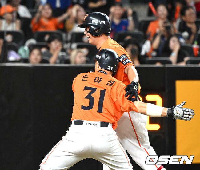 [OSEN=대전, 이대선 기자] 24일 오후 대전 한화생명볼파크에서 2025 신한 SOL Bank KBO리그 한화 이글스와 SSG 랜더스의 경기가 열렸다.한화는 와이스, SSG은 송영진을 선발로 내세웠다.5회말 2사 1루에서 한화 노시환이 좌중월 투런 홈런을 치고 손아섭과 환호하고 있다. 2025.08.24 /sunday@osen.co.kr