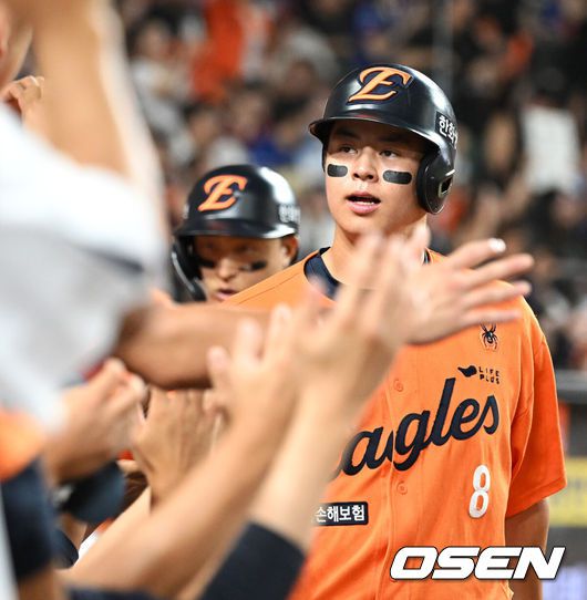 [OSEN=대전, 이대선 기자] 24일 오후 대전 한화생명볼파크에서 2025 신한 SOL Bank KBO리그 한화 이글스와 SSG 랜더스의 경기가 열렸다.한화는 와이스, SSG은 송영진을 선발로 내세웠다.5회말 2사 1루에서 한화 노시환이 좌중월 투런 홈런을 치고 더그아웃에서 환호하고 있다. 2025.08.24 /sunday@osen.co.kr