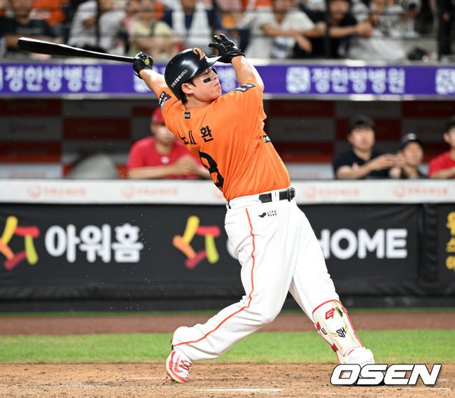 [OSEN=대전, 이대선 기자] 24일 오후 대전 한화생명볼파크에서 2025 신한 SOL Bank KBO리그 한화 이글스와 SSG 랜더스의 경기가 열렸다.한화는 와이스, SSG은 송영진을 선발로 내세웠다.5회말 2사 1루에서 한화 노시환이 좌중월 투런 홈런을 치고 있다. 2025.08.24 /sunday@osen.co.kr