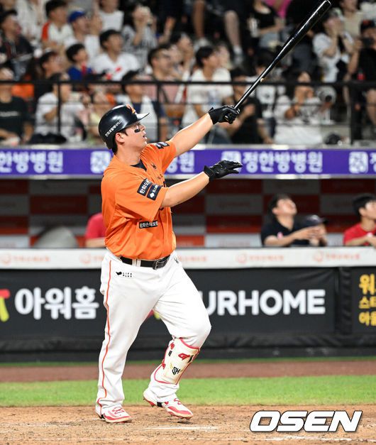 [OSEN=대전, 이대선 기자] 24일 오후 대전 한화생명볼파크에서 2025 신한 SOL Bank KBO리그 한화 이글스와 SSG 랜더스의 경기가 열렸다.한화는 와이스, SSG은 송영진을 선발로 내세웠다.5회말 2사 1루에서 한화 노시환이 좌중월 투런 홈런을 치고 있다. 2025.08.24 /sunday@osen.co.kr