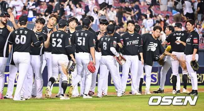 [OSEN=잠실, 박준형 기자] KT의 가을 본능이 꿈틀댄다. 반면 7연승 맹위를 떨치며 가을야구 희망을 품었던두산은 다시 연패 수렁에 빠졌다.프로야구 KT 위즈는 23일 서울 잠실구장에서 열린 2025 신한 SOL뱅크 KBO리그 두산 베어스와의 시즌 14차전에서 6-2로 승리했다.KT는 2연승을 달리며 주말 위닝시리즈를 조기 확보했다. 시즌 58승 4무 57패. 반면 7연승 뒤 2연패에 빠진 두산은 52승 5무 61패가 됐다.경기종료 후 KT 선수들이 승리의 기쁨을 나누고 있다.  2025.08.23 / soul1014@osen.co.kr