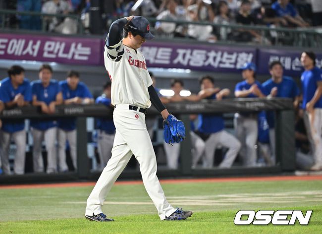 [OSEN=부산, 이석우 기자] 17일 부산 사직야구장에서 2025 신한 SOL 뱅크 KBO 리그 롯데 자이언츠와 삼성 라이온즈의 경기가 열렸다. 홈팀 롯데는 감보아가, 방문팀 삼성은 이승현이 선발 출전했다.롯데 자이언츠 김원중이 9회초 1사 만루 삼성 라이온즈 디아즈에게 우익수 앞 1타점 안타를 맞고 역전을 허용한 후 아쉬워하고 있다. 2025.08.17 / foto0307@osen.co.kr