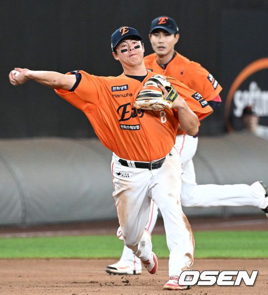 [OSEN=대전, 이대선 기자] 22일 오후 대전 한화생명볼파크에서 2025 신한 SOL Bank KBO리그 한화 이글스와 SSG 랜더스의 경기가 열렸다.한화는 폰세, SSG은 최민준을 선발로 내세웠다.10회초 2사 2루에서 한화 노시환이 SSG 조형우를 땅볼로 처리하고 있다. 2025.08.22 /sunday@osen.co.kr