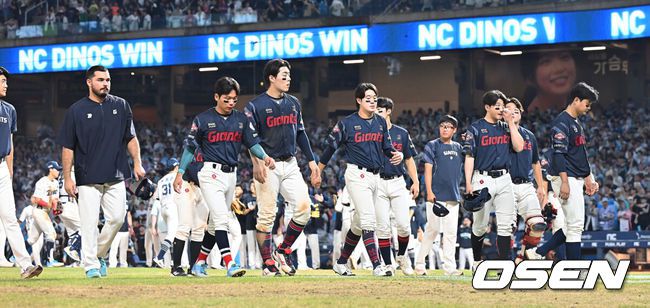 [OSEN=창원, 이석우 기자] 23일 창원NC파크에서 2025 신한 SOL 뱅크 KBO 리그 NC 다이노스와 롯데 자이언츠의 경기가 열렸다. 홈팀 NC는 김녹원이, 방문팀 롯데는 감보아가 선발 출전했다. 롯데 자이언츠 선수들이 NC 다이노스에 1-4로 패하며 12연패에 빠진 후 어두운 표정으로 팬들에게 인사를 마치고 경기장을 나서고 있다. 2025.08.23 / foto0307@osen.co.kr