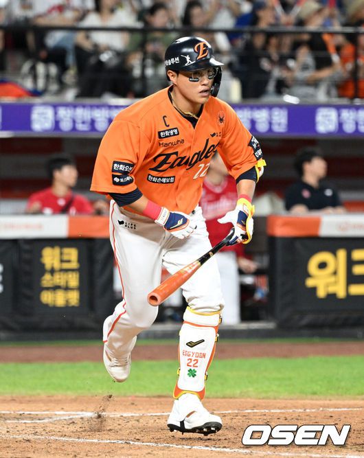 [OSEN=대전, 이대선 기자] 23일 오후 대전 한화생명볼파크에서 2025 신한 SOL Bank KBO리그 한화 이글스와 SSG 랜더스의 경기가 열렸다.한화는 황준서, SSG은 화이트를 선발로 내세웠다.8회말 1사 만루에서 한화 채은성이 좌전 2타점 적시타를 치고 있다. 2025.08.23 /sunday@osen.co.kr