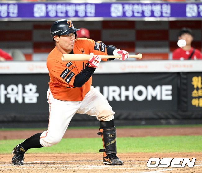 [OSEN=대전, 이대선 기자] 7회말 무사 1루에서 한화 이재원이 번트를 시도하고 있다.  2025.08.23 /sunday@osen.co.kr