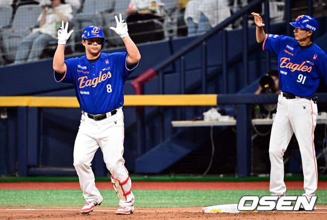 [OSEN=고척, 조은정 기자]26일 오후 서울 고척스카이돔에서 ‘2025 신한 SOL Bank KBO리그’ 키움 히어로즈와 한화 이글스의 경기가 열렸다.키움은 알칸타라, 한화는 류현진을 선발로 내세웠다.2회초 한화 선두타자 노시환이 좌익선상 안타 세리머니를 하고 있다. 2025.08.26 /cej@osen.co.kr