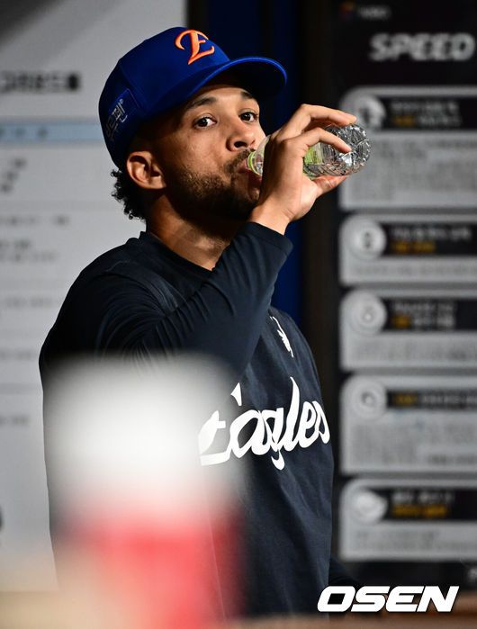 [OSEN=고척, 조은정 기자]26일 오후 서울 고척스카이돔에서 ‘2025 신한 SOL Bank KBO리그’ 키움 히어로즈와 한화 이글스의 경기가 열린다.키움은 알칸타라, 한화는 류현진을 선발로 내세웠다.한화 리베라토가 훈련을 준비하고 있다. 2025.08.26 /cej@osen.co.kr