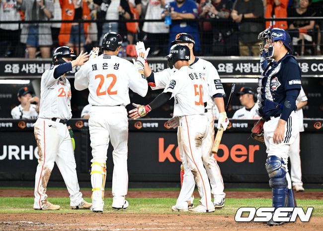 [OSEN=대전, 이대선 기자] 20일 오후 대전 한화생명볼파크에서 2025 신한 SOL Bank KBO리그 한화 이글스와 두산 베어스의 경기가 열렸다.한화는 조동욱, 두산은 곽빈을 선발로 내세웠다.7회말 2사 1,2루에서 한화 채은성이 좌중월 스리런 홈런을 치고 홈에서 동료들과 환호하고 있다. 2025.08.20 /sunday@osen.co.kr