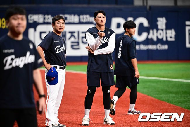 [OSEN=고척, 조은정 기자]26일 오후 서울 고척스카이돔에서 ‘2025 신한 SOL Bank KBO리그’ 키움 히어로즈와 한화 이글스의 경기가 열린다.키움은 알칸타라, 한화는 류현진을 선발로 내세웠다.발가락 통증으로 1군 엔트리에서 빠진 한화 채은성이 그라운드에서 훈련을 지켜보고 있다. 2025.08.26 /cej@osen.co.kr