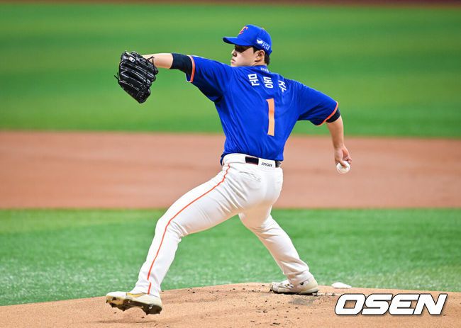[OSEN=고척, 박준형 기자] 27일 오후 서울 고척스카이돔에서 ‘2025 신한 SOL BANK KBO리그’ 키움 히어로즈와 한화 이글스의 경기가 진행됐다.이날 키움은 메르세데스를, 한화는 문동주를 선발투수로 내세웠다.1회말 선발투수 문동주가 역투하고 있다.  2025.08.27 / soul1014@osen.co.kr