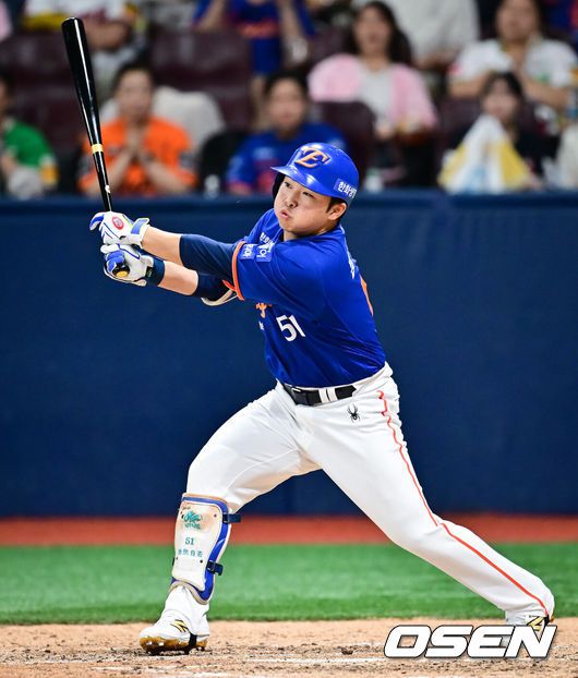 [OSEN=고척, 박준형 기자] 27일 오후 서울 고척스카이돔에서 ‘2025 신한 SOL BANK KBO리그’ 키움 히어로즈와 한화 이글스의 경기가 진행됐다.이날 키움은 메르세데스를, 한화는 문동주를 선발투수로 내세웠다.8회초 1사 1루 한화 문현빈이 1타점 적시 2루타를 날리고 있다.   2025.08.27 / soul1014@osen.co.kr
