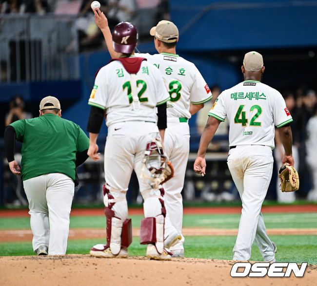 [OSEN=고척, 박준형 기자] 27일 오후 서울 고척스카이돔에서 ‘2025 신한 SOL BANK KBO리그’ 키움 히어로즈와 한화 이글스의 경기가 진행됐다.이날 키움은 메르세데스를, 한화는 문동주를 선발투수로 내세웠다.7회초 키움 선발투수 메르세데스를 교체되고 있다.   2025.08.27 / soul1014@osen.co.kr