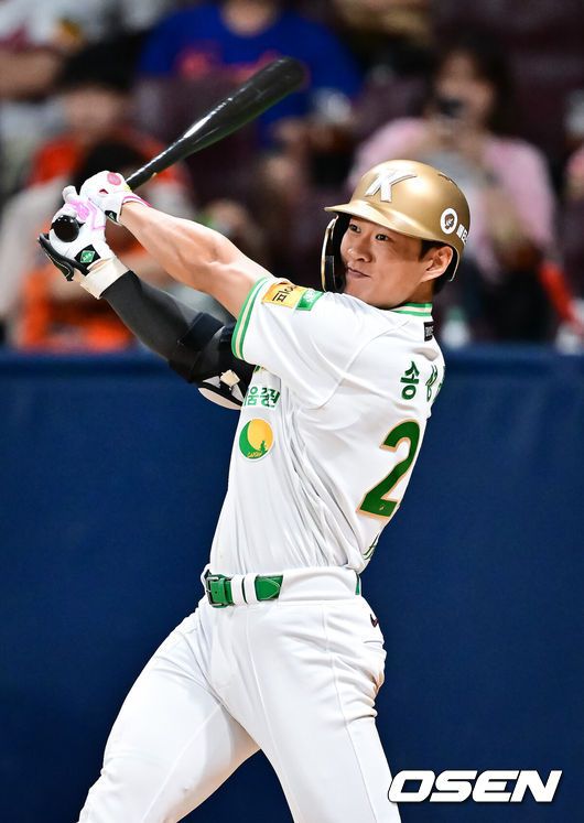 [OSEN=고척, 박준형 기자] 27일 오후 서울 고척스카이돔에서 ‘2025 신한 SOL BANK KBO리그’ 키움 히어로즈와 한화 이글스의 경기가 진행됐다.이날 키움은 메르세데스를, 한화는 문동주를 선발투수로 내세웠다.3회말 1사 키움 송성문이 안타를 날리고 있다  2025.08.27 / soul1014@osen.co.kr