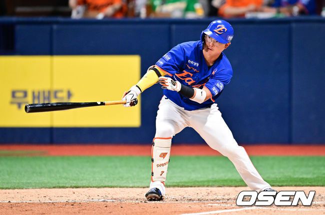 [OSEN=고척, 박준형 기자] 27일 오후 서울 고척스카이돔에서 ‘2025 신한 SOL BANK KBO리그’ 키움 히어로즈와 한화 이글스의 경기가 진행됐다.이날 키움은 메르세데스를, 한화는 문동주를 선발투수로 내세웠다.5회초 한화 선두타자 이도윤이 안타를 날리고 있다.    2025.08.27 / soul1014@osen.co.kr