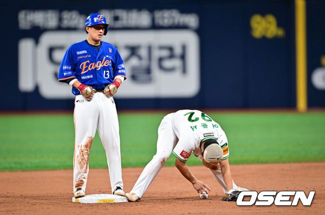 [OSEN=고척, 박준형 기자] 27일 오후 서울 고척스카이돔에서 ‘2025 신한 SOL BANK KBO리그’ 키움 히어로즈와 한화 이글스의 경기가 진행됐다.이날 키움은 메르세데스를, 한화는 문동주를 선발투수로 내세웠다.3회초 무사 1루 한화 심우준의 번트때 어준서 유격수가 포구 실책하며 공을 놓치고 있다.  2025.08.27 / soul1014@osen.co.kr