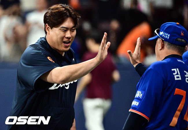 [OSEN=고척, 조은정 기자]프로야구 한화 이글스가 6연패 이후 3연승으로 반등하며 1위 싸움을 이어갔다.한화는 26일 서울 고척스카이돔에서 열린 2025 신한 SOL Bank KBO리그 키움 히어로즈와의 원정경기를 31로 승리했다.한화 류현진이 김경문 감독과 승리를 기뻐하고 있다. 2025.08.26 /cej@osen.co.kr