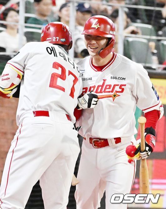 [OSEN=인천, 민경훈 기자] 26일 인천 SSG랜더스필드에서 ‘2025 신한 SOL Bank KBO리그’ SSG 랜더스와 KIA 타이저그의 경기가 열렸다.홈팀 SSG는 문승원, 어웨이팀 KIA는 양현종을 선발로 내세웠다.6회말 SSG 선두타자로 나온 안상현이 좌월 솔로홈런을 때린 후 덕아웃 앞에서 에레디아와 바디첵 하이파이브를 하고 있다. 2025.08.26 / rumi@osen.co.kr