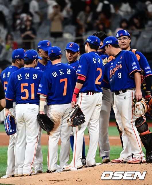 [OSEN=고척, 조은정 기자]프로야구 한화 이글스가 6연패 이후 3연승으로 반등하며 1위 싸움을 이어갔다.한화는 26일 서울 고척스카이돔에서 열린 2025 신한 SOL Bank KBO리그 키움 히어로즈와의 원정경기를 31로 승리했다.한화가 승리를 기뻐하고 있다. 2025.08.26 /cej@osen.co.kr