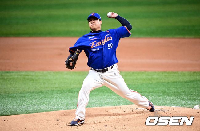 [OSEN=고척, 조은정 기자]26일 오후 서울 고척스카이돔에서 ‘2025 신한 SOL Bank KBO리그’ 키움 히어로즈와 한화 이글스의 경기가 열렸다.키움은 알칸타라, 한화는 류현진을 선발로 내세웠다.1회말 한화 선발 류현진이 역투하고 있다. 2025.08.26 /cej@osen.co.kr