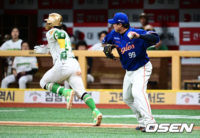 [OSEN=고척, 조은정 기자]26일 오후 서울 고척스카이돔에서 ‘2025 신한 SOL Bank KBO리그’ 키움 히어로즈와 한화 이글스의 경기가 열렸다.키움은 알칸타라, 한화는 류현진을 선발로 내세웠다.6회말 2사 한화 류현진이 키움 임지열의 땅볼 타구를 처리하고 있다. 2025.08.26 /cej@osen.co.kr