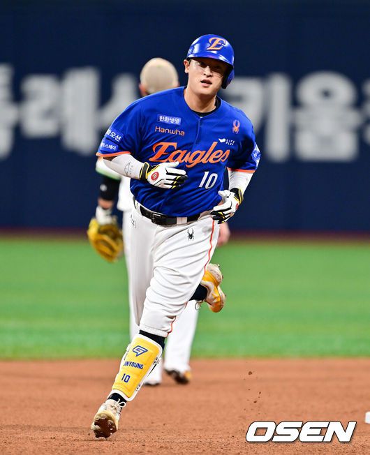 [OSEN=고척, 박준형 기자] 28일 오후 서울 고척스카이돔에서 ‘2025 신한 SOL BANK KBO리그’ 키움 히어로즈와 한화 이글스의 경기가 진행됐다.이날 키움은 하영민을, 한화는 폰세를 선발투수로 내세웠다.4회초 1사 1루 한화 이진영이 2점 홈런을 날리고 베이스를 돌고 있다.  2025.08.28 / soul1014@osen.co.kr