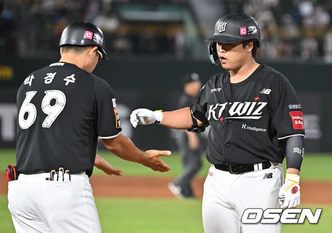 [OSEN=부산, 이석우 기자] 28일 부산 사직야구장에서 2025 신한 SOL 뱅크 KBO 리그 롯데 자이언츠와 KT 위즈의 경기가 열렸다. 홈팀 롯데는 감보아가, 방문팀 KT는 헤이수스가 선발 출전했다.KT 위즈 강백호가 연장 10회초 1사 2루 중견수 앞 1타점 안타를 치고 하이파이브를 하고 있다. 2025.08.28 / foto0307@osen.co.kr