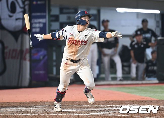 [OSEN=부산, 이석우 기자] 28일 부산 사직야구장에서 2025 신한 SOL 뱅크 KBO 리그 롯데 자이언츠와 KT 위즈의 경기가 열렸다. 홈팀 롯데는 감보아가, 방문팀 KT는 헤이수스가 선발 출전했다.롯데 자이언츠 박찬형이 연장 10회말 우월 동점 솔로 홈런을 치고 있다. 2025.08.28 / foto0307@osen.co.kr