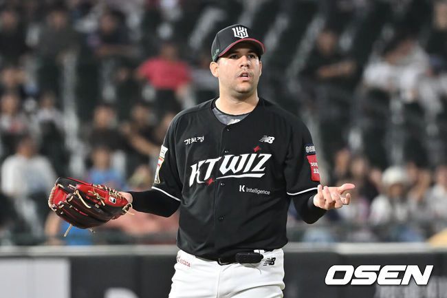 [OSEN=부산, 이석우 기자] 28일 부산 사직야구장에서 2025 신한 SOL 뱅크 KBO 리그 롯데 자이언츠와 KT 위즈의 경기가 열렸다. 홈팀 롯데는 감보아가, 방문팀 KT는 헤이수스가 선발 출전했다.KT 위즈 헤이수스가 6회말 1사 1루 심판의 보크 판정에 당황한 표정을 짓고 있다. 2025.08.28 / foto0307@osen.co.kr