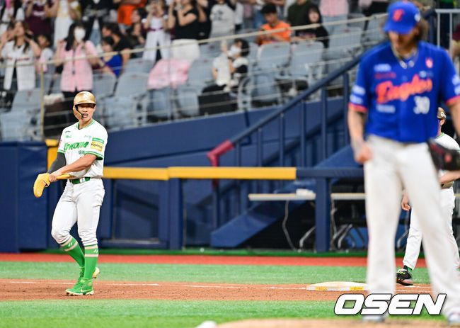 [OSEN=고척, 박준형 기자] 28일 오후 서울 고척스카이돔에서 ‘2025 신한 SOL BANK KBO리그’ 키움 히어로즈와 한화 이글스의 경기가 진행됐다.이날 키움은 하영민을, 한화는 폰세를 선발투수로 내세웠다.5회말 무사 1루 키움 송성문이 안타를 날린뒤 장갑을 끼고 있다. 2025.08.28 / soul1014@osen.co.kr