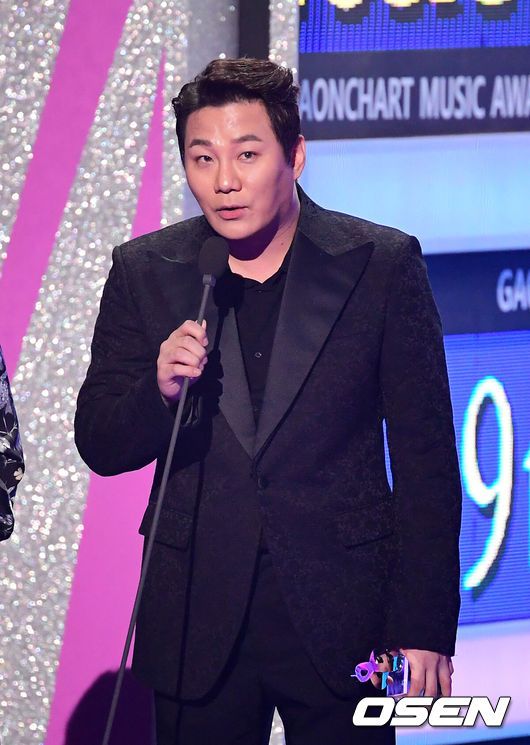 [OSEN=지형준 기자] 8일 오후 서울 잠실실내체육관에서 제 9회 가온차트 뮤직 어워드가 열렸다.가수 윤민수가 수상을 하며 소감을 말하고 있다. /jpnews@osen.co.kr