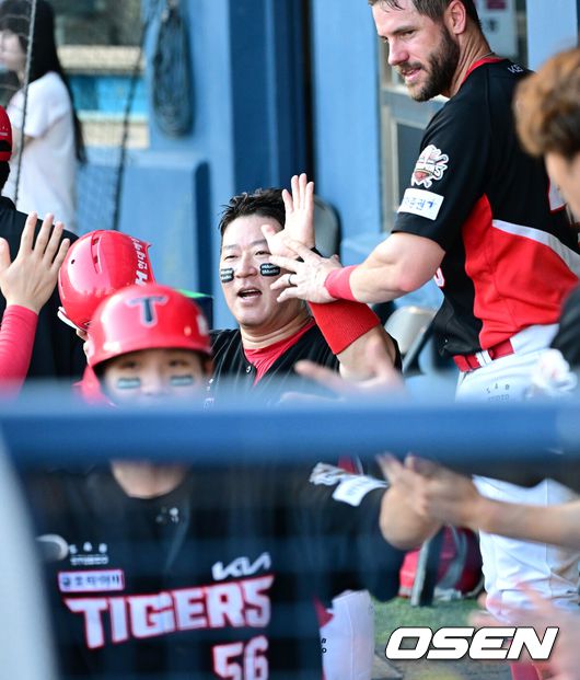 최형우가 동료들과 함께 득점을 축하하고 있다./OSEN DB