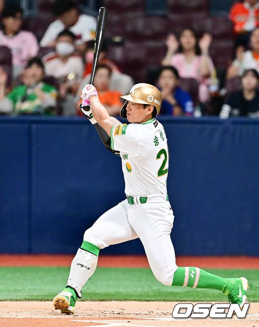 [OSEN=고척, 박준형 기자] 27일 오후 서울 고척스카이돔에서 ‘2025 신한 SOL BANK KBO리그’ 키움 히어로즈와 한화 이글스의 경기가 진행됐다.이날 키움은 메르세데스를, 한화는 문동주를 선발투수로 내세웠다.1회말 무사 1루 키움 송성문이 안타를 날리고 있다.  2025.08.27 / soul1014@osen.co.kr