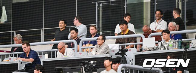 [OSEN=고척, 박준형 기자] 28일 오후 서울 고척스카이돔에서 ‘2025 신한 SOL BANK KBO리그’ 키움 히어로즈와 한화 이글스의 경기가 진행됐다.이날 키움은 하영민을, 한화는 폰세를 선발투수로 내세웠다.키움 송성문과 한화 폰세를 보기 위해 고척스카이돔을 찾은 MLB 스카우터들. 2025.08.28 / soul1014@osen.co.kr