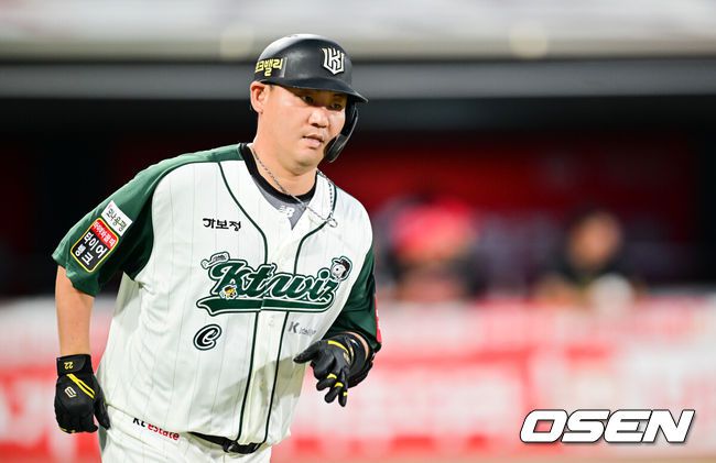 [OSEN=수원, 박준형 기자] 30일 오후 수원KT위즈파크에서 ‘2025 신한 SOL BANK KBO리그’ KT 위즈와 KIA 타이거즈의 경기가 진행됐다.이날 경기에 KT는 문용익(0승 0패)을, KIA는 올러(9승 5패)를 선발투수로 내세웠다. 4회말 KT 선두타자 장성우가 선취 솔로홈런을 날리고 있다.  이 장성우의 홈런은 KBO 통산 53번째 6시즌 연속 두자릿수 홈런이다. 2025.08.30 / soul1014@osen.co.kr