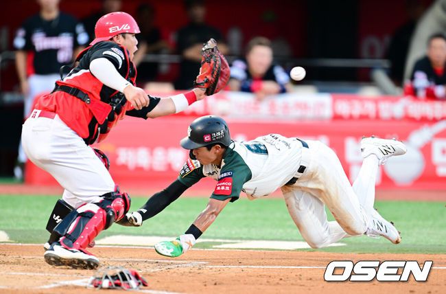 [OSEN=수원, 박준형 기자] 30일 오후 수원KT위즈파크에서 ‘2025 신한 SOL BANK KBO리그’ KT 위즈와 KIA 타이거즈의 경기가 진행됐다.이날 경기에 KT는 문용익(0승 0패)을, KIA는 올러(9승 5패)를 선발투수로 내세웠다. 2회말 2사 1,3루 KT 강민성의 타석때 3루 주자 유준규가 이중도루 시도해 홈쇄도하고 있다.    2025.08.30 / soul1014@osen.co.kr